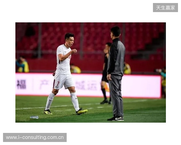 飞踹座椅染红！玉昆官方：门将教练米克尔造成恶劣影响，罚款2万