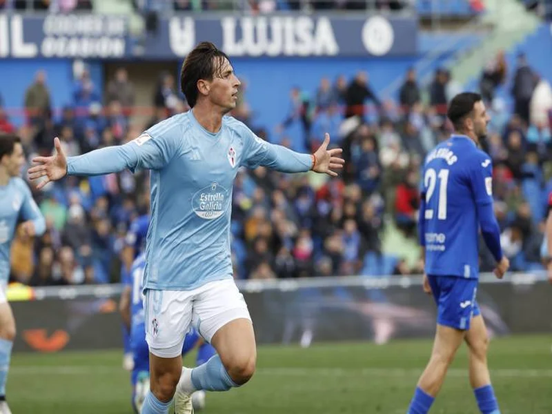 记者：武汉三镇提出租借巴西边锋卡洛斯·阿尔贝托，附带买断条款