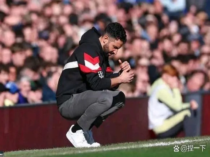 队长风范,曼联落后时B费利用肖疗伤时间来回指导大部分队友